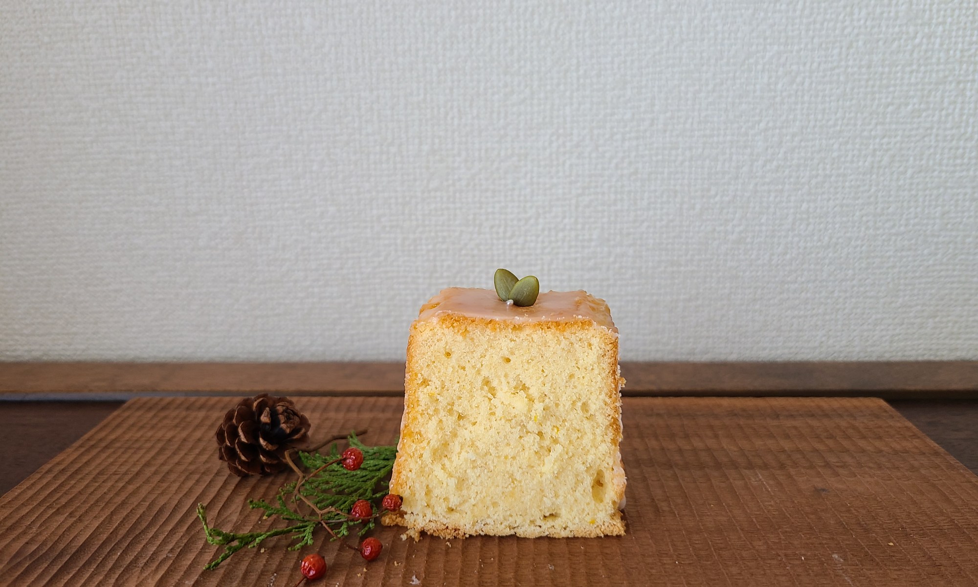 木の器にカットされたウィークエンドが盛り付けられています。