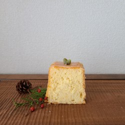 木の器にカットされたウィークエンドが盛り付けられています。