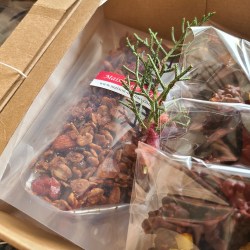 グラノーラとアーモンドショコラが箱詰めされています。