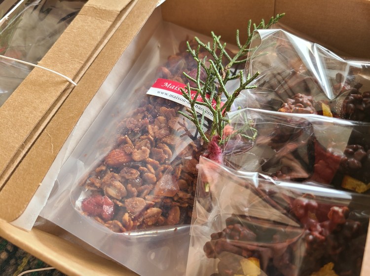 グラノーラとアーモンドショコラが箱詰めされています。