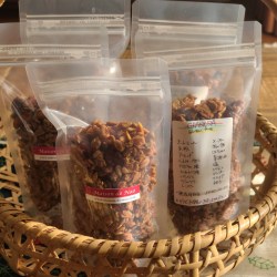 袋詰めされたグラノーラが竹籠の中に並んでいます。