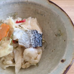 にしん漬けは陶器に盛り付けられています。