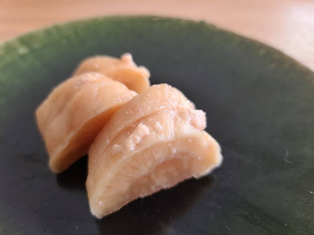 大根の粕漬けが織部皿に盛り付けられています。