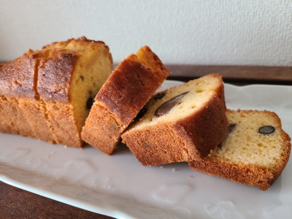 白いお皿にカットされた1本分のプアンドケーキが盛り付けられています。