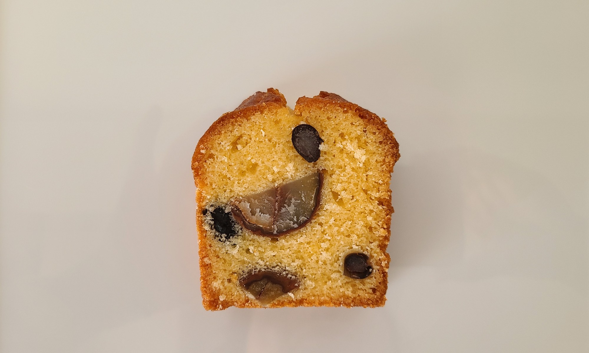 白のお皿にカットされたパウンドケーキが盛り付けられています。