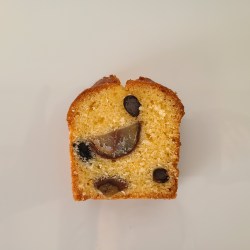 白のお皿にカットされたパウンドケーキが盛り付けられています。