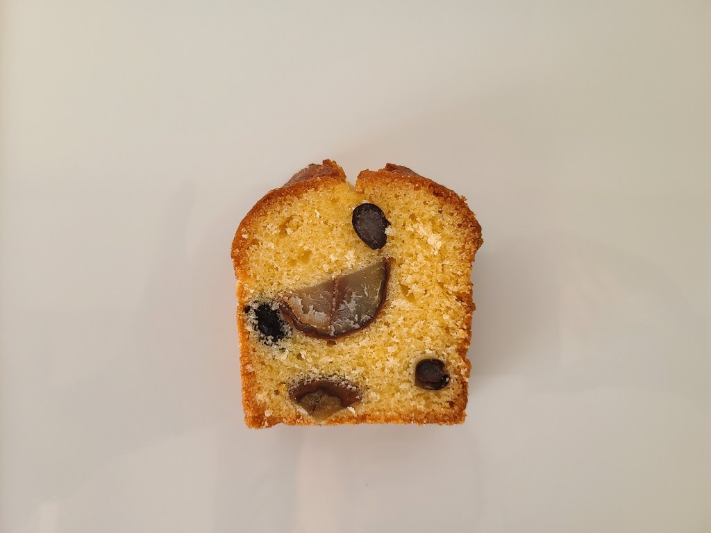 白のお皿にカットされたパウンドケーキが盛り付けられています。