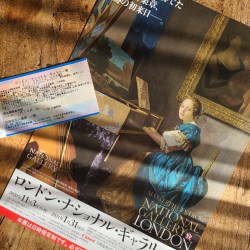 ギャラリー展の案内とチケットがデスクの上に。