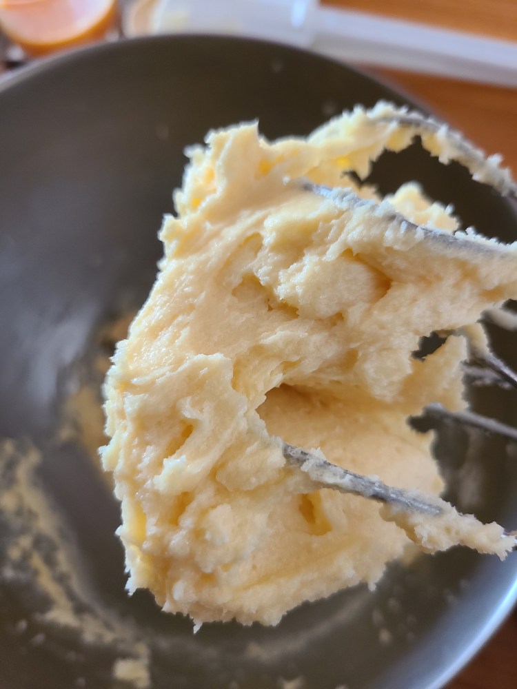 バターと砂糖をハンドミキサーで練り合わせたもの