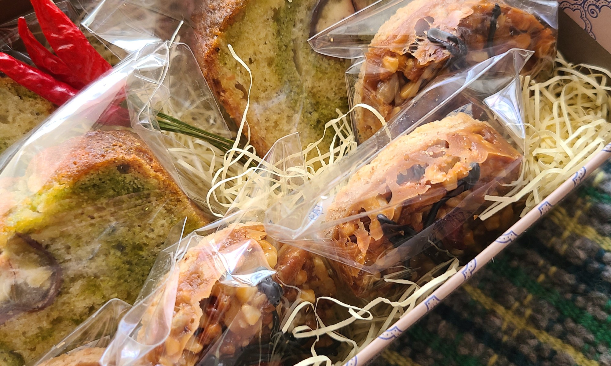 箱の中に袋詰めされた焼き菓子が並んでいます。