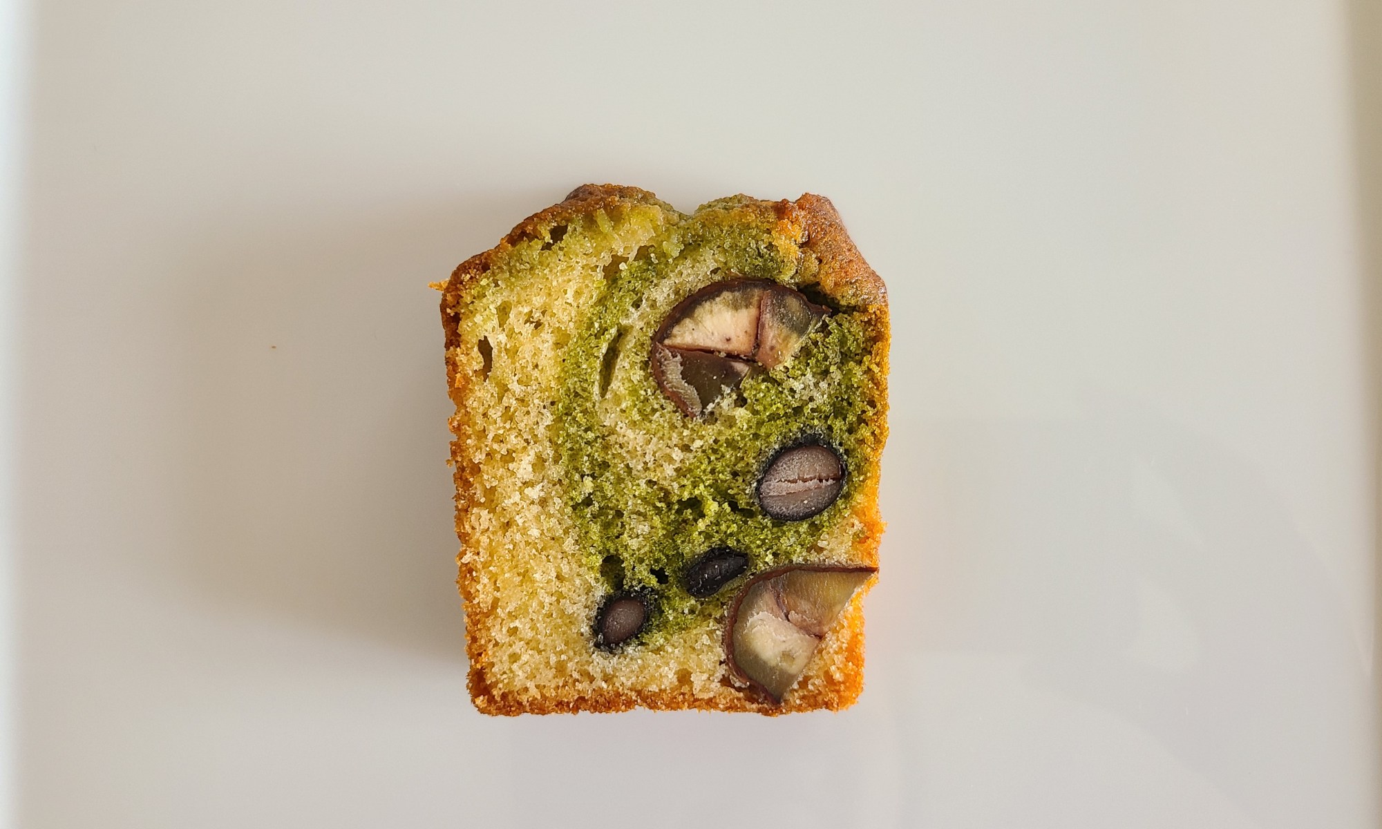 白皿の上にカットされたぱうんどケーキがあります。