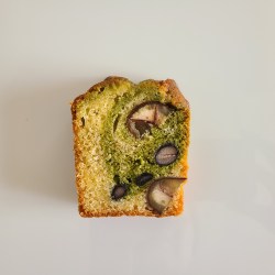 白皿の上にカットされたぱうんどケーキがあります。