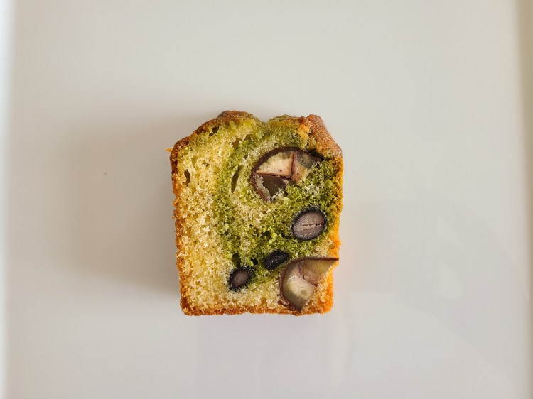 白皿の上にカットされたぱうんどケーキがあります。