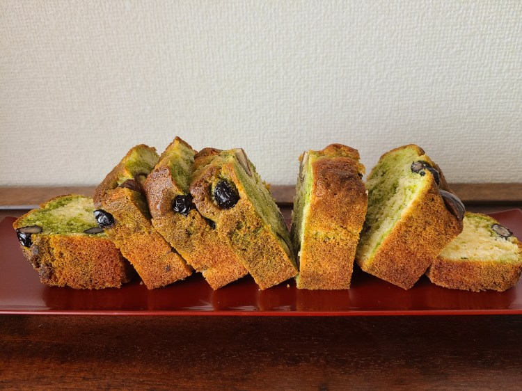 朱漆皿にカットされたパウンドケーキが並んでいます。