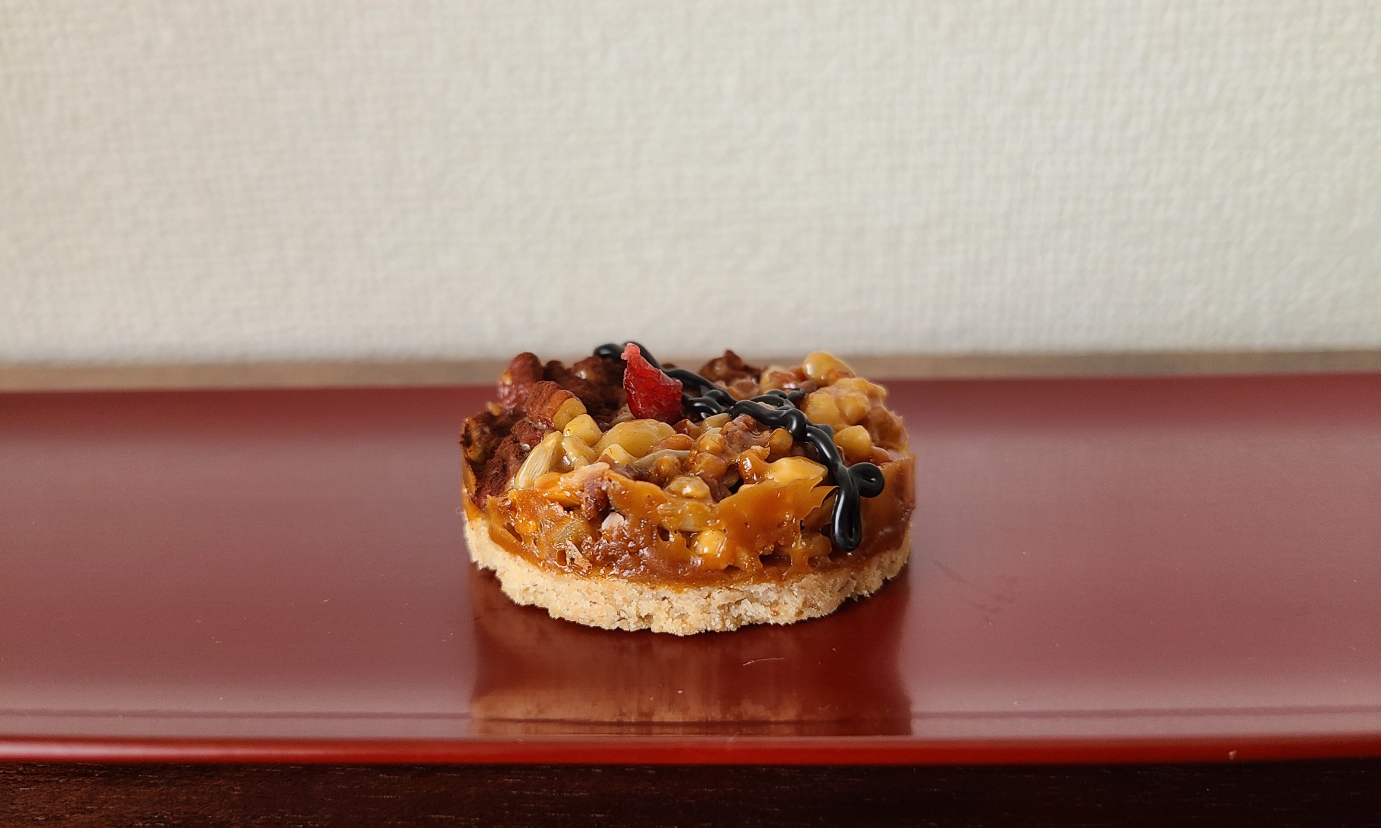 朱漆長皿にフロランタンが１つ。