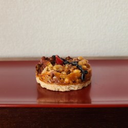 朱漆長皿にフロランタンが１つ。