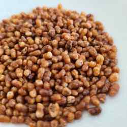 白皿に炒り玄米を盛り付け