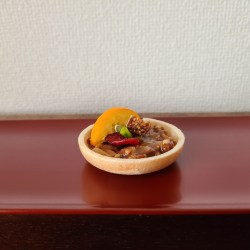 朱漆長皿にフロランタンモナカが１つ。