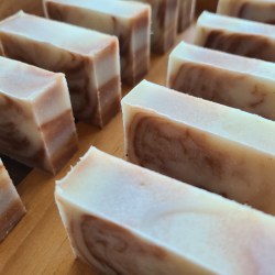 手作り石鹸をカットしたものが木箱に並んでいます。