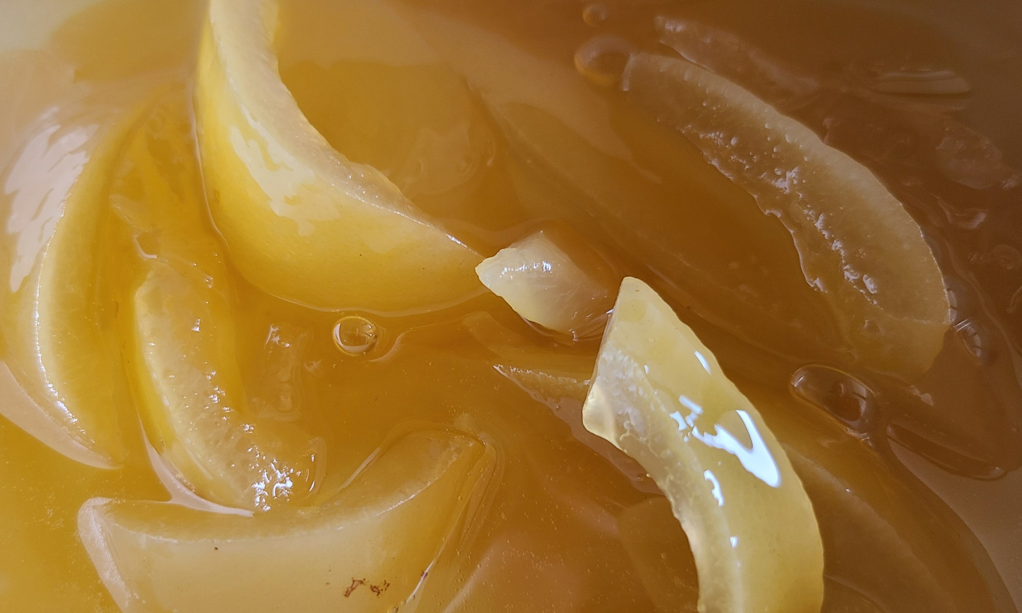 日向夏ピールをシロップで煮ている