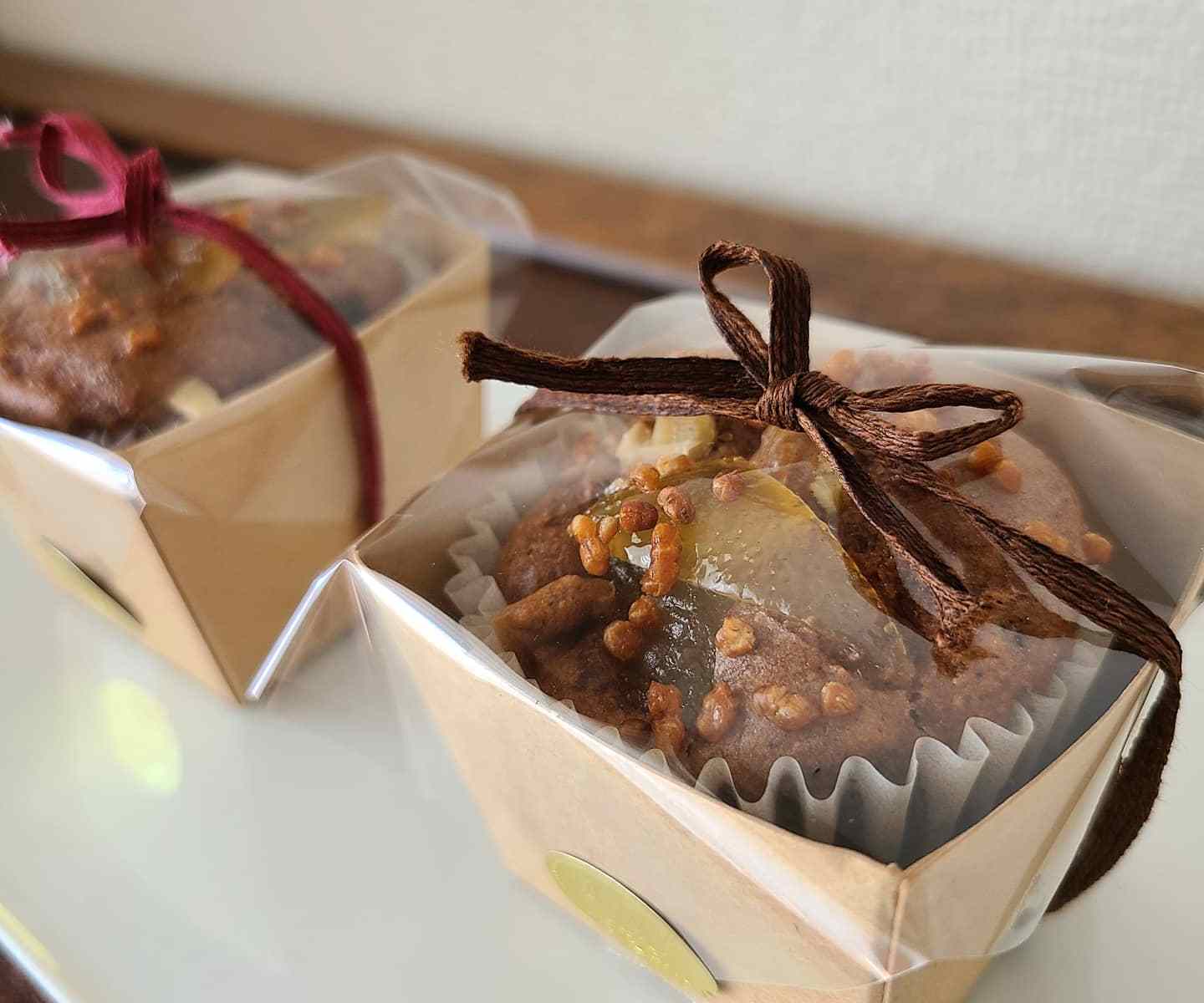 ラッピングされたマフィンが2つ並んでいます。