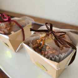 ラッピングされたマフィンが2つ並んでいます。