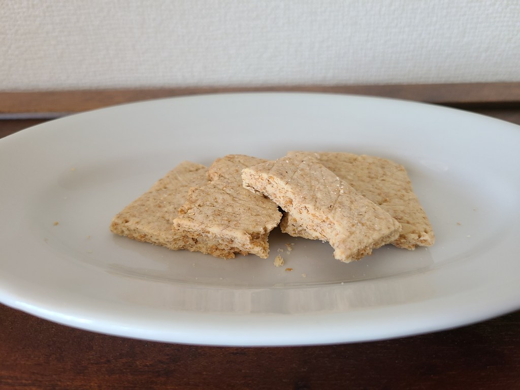 白皿の上にビスケットが並んでいます。