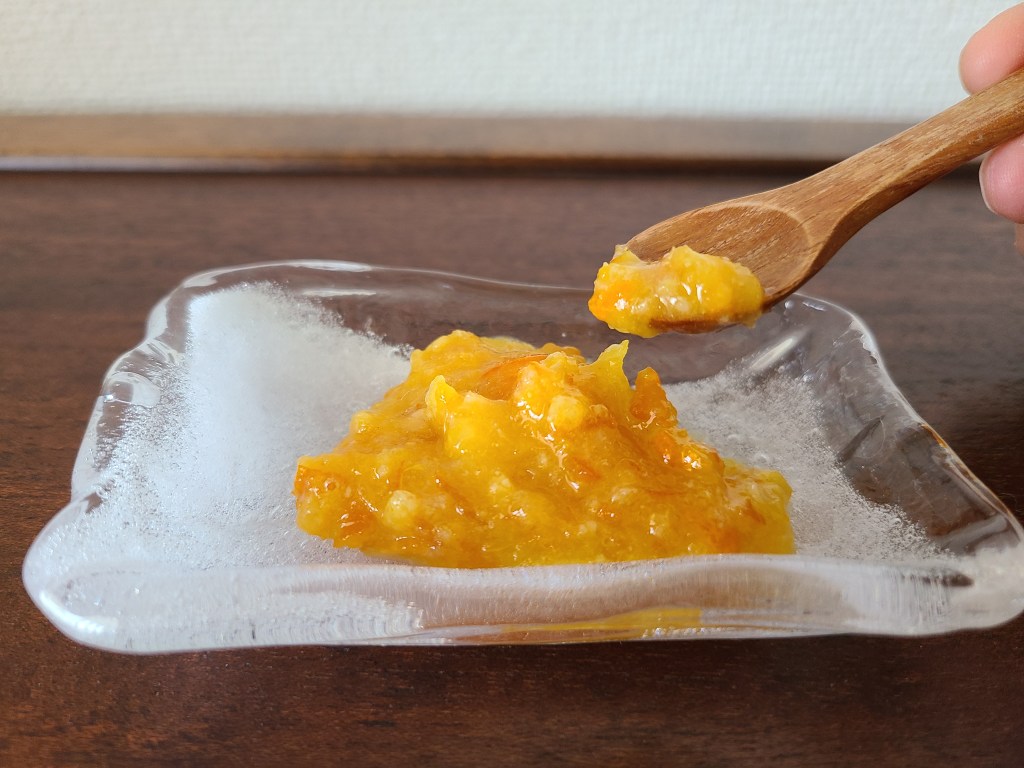 ガラスの器に盛り付けられたオレンジピューレ