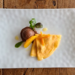 白皿にクレープとショコラソルベ、オレンジピールなどが盛り付けられています。