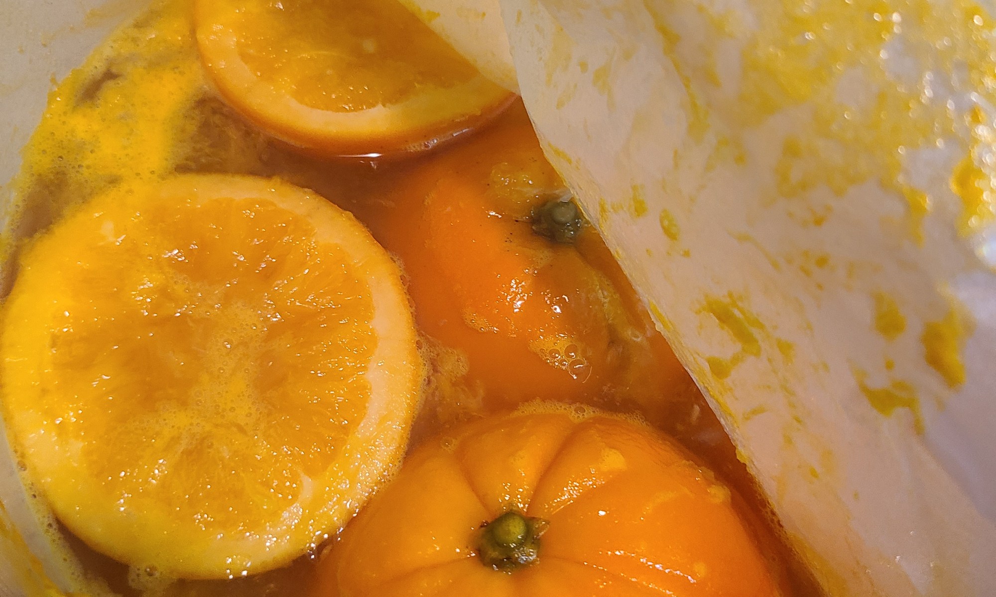 コトコト煮ている鍋いっぱいのオレンジ