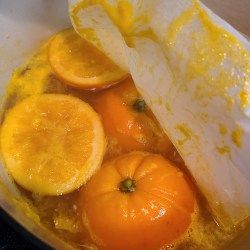 コトコト煮ている鍋いっぱいのオレンジ