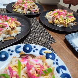 ばら寿司を盛り付けている風景