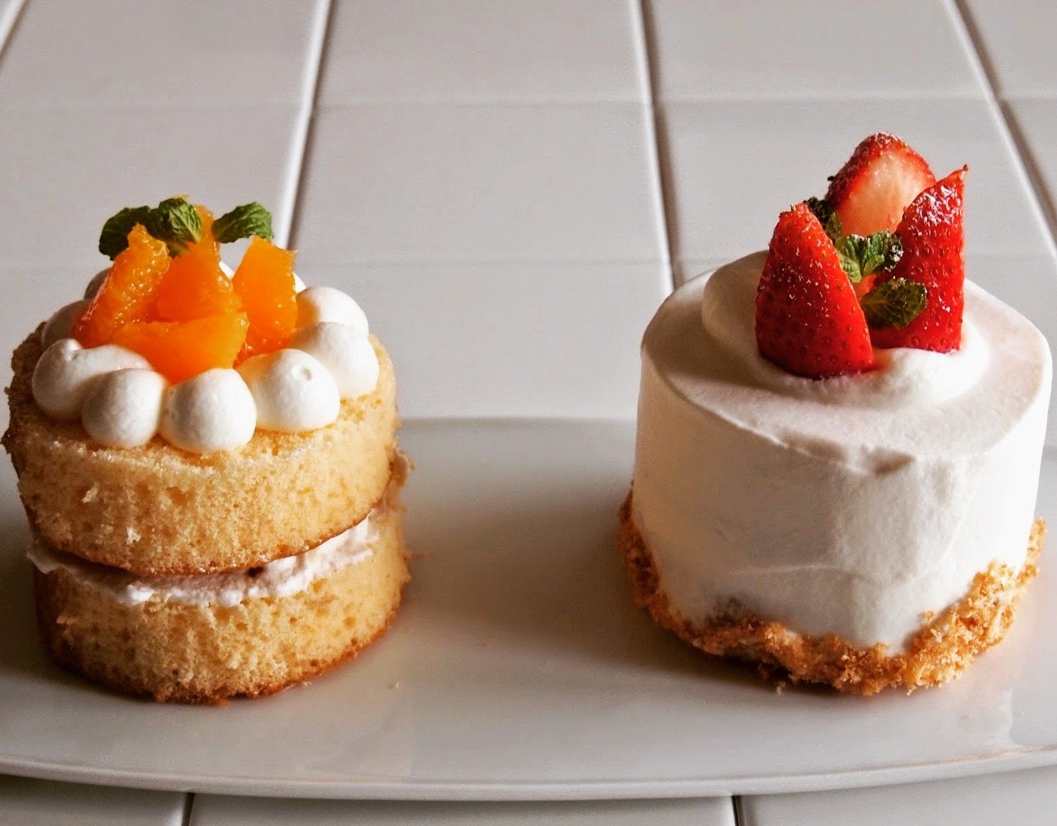丸型の苺のショートケーキとオレンジのショートケーキ
