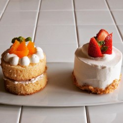 丸型の苺のショートケーキとオレンジのショートケーキ