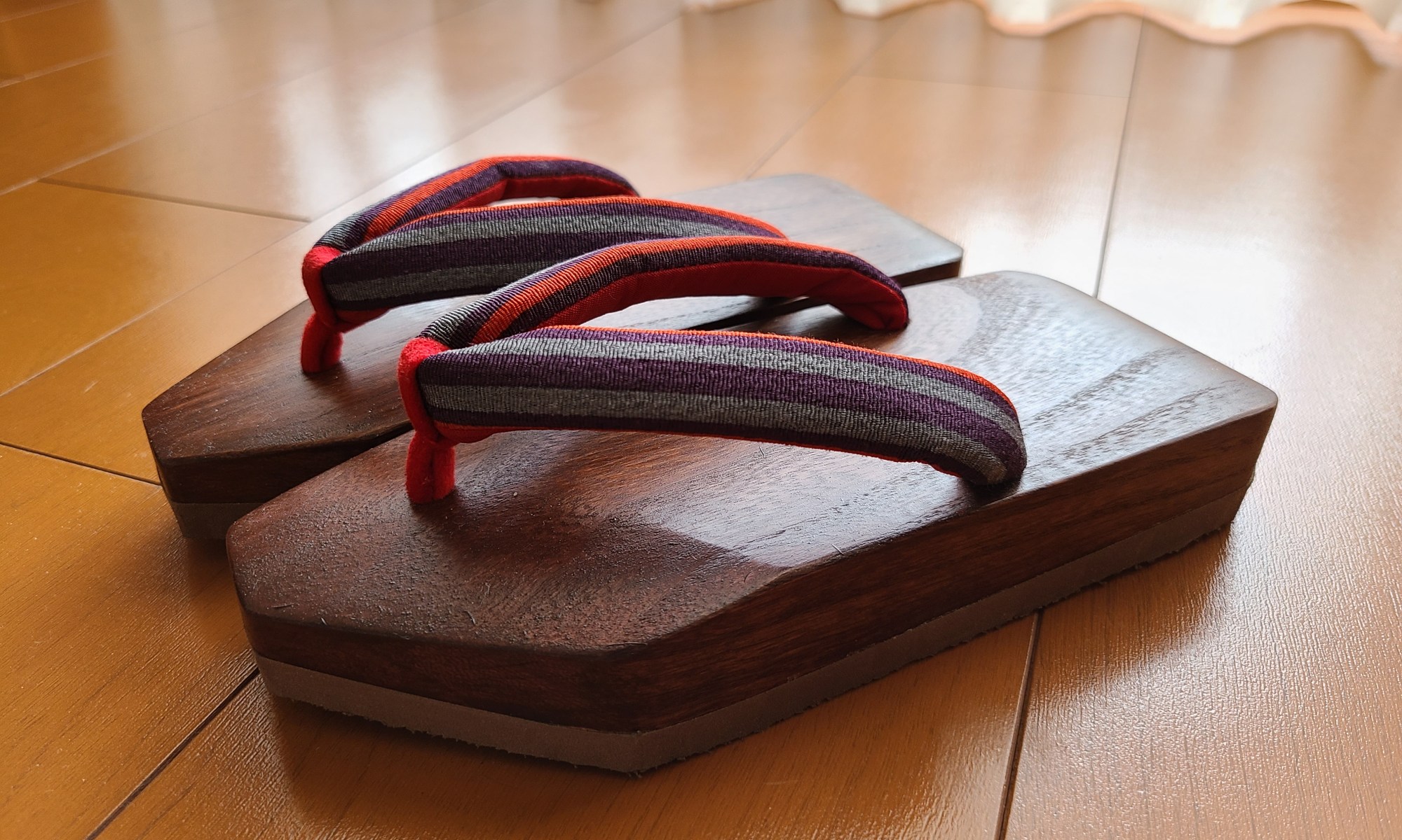 新しい下駄が床の上に