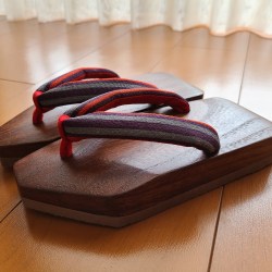 新しい下駄が床の上に