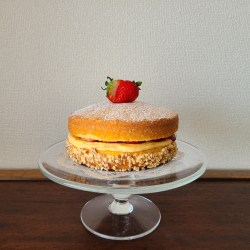 ガラスのケーキスタンドにビクトリアンケーキ