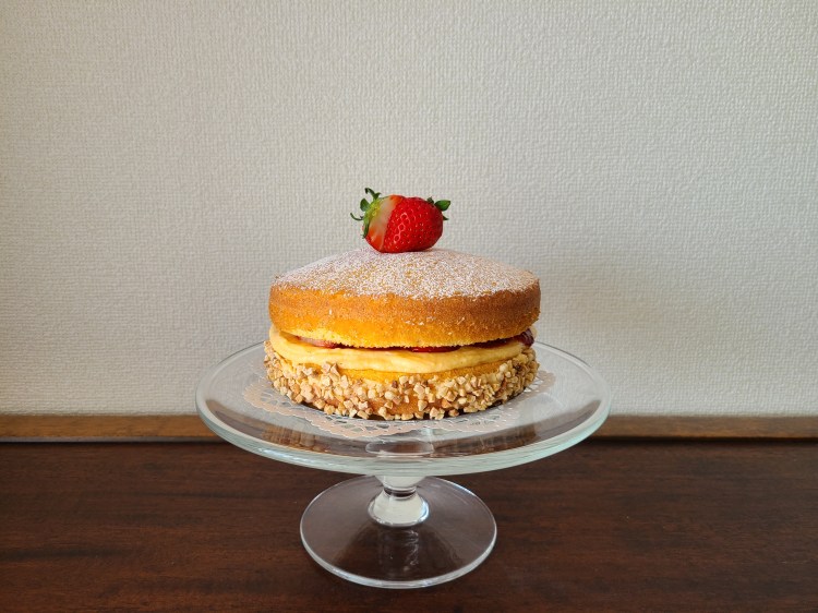 ガラスのケーキスタンドにビクトリアンケーキ