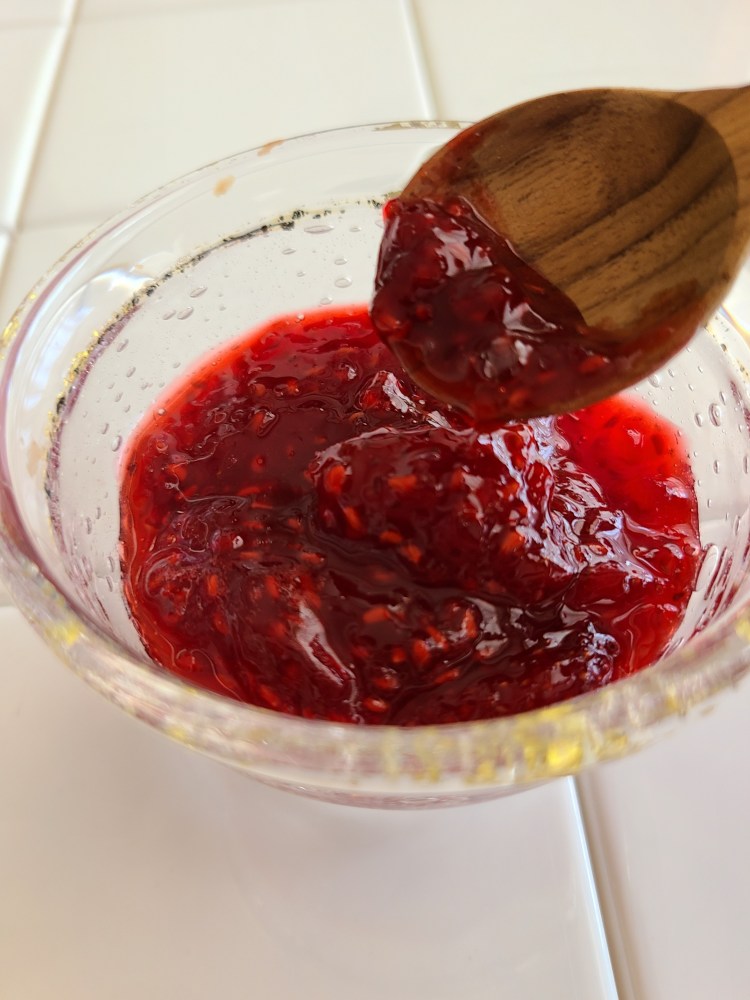 ガラスの器に入ったジャムをスプーンですくっている