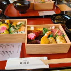 二段の折り弁当とお吸い物