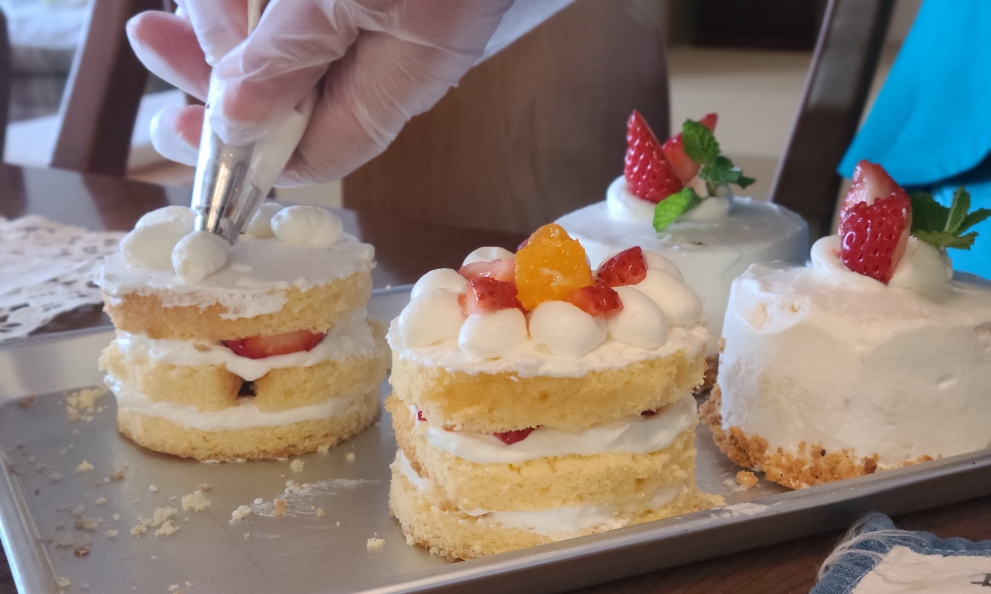 ケーキのデコレーション絞りをしています