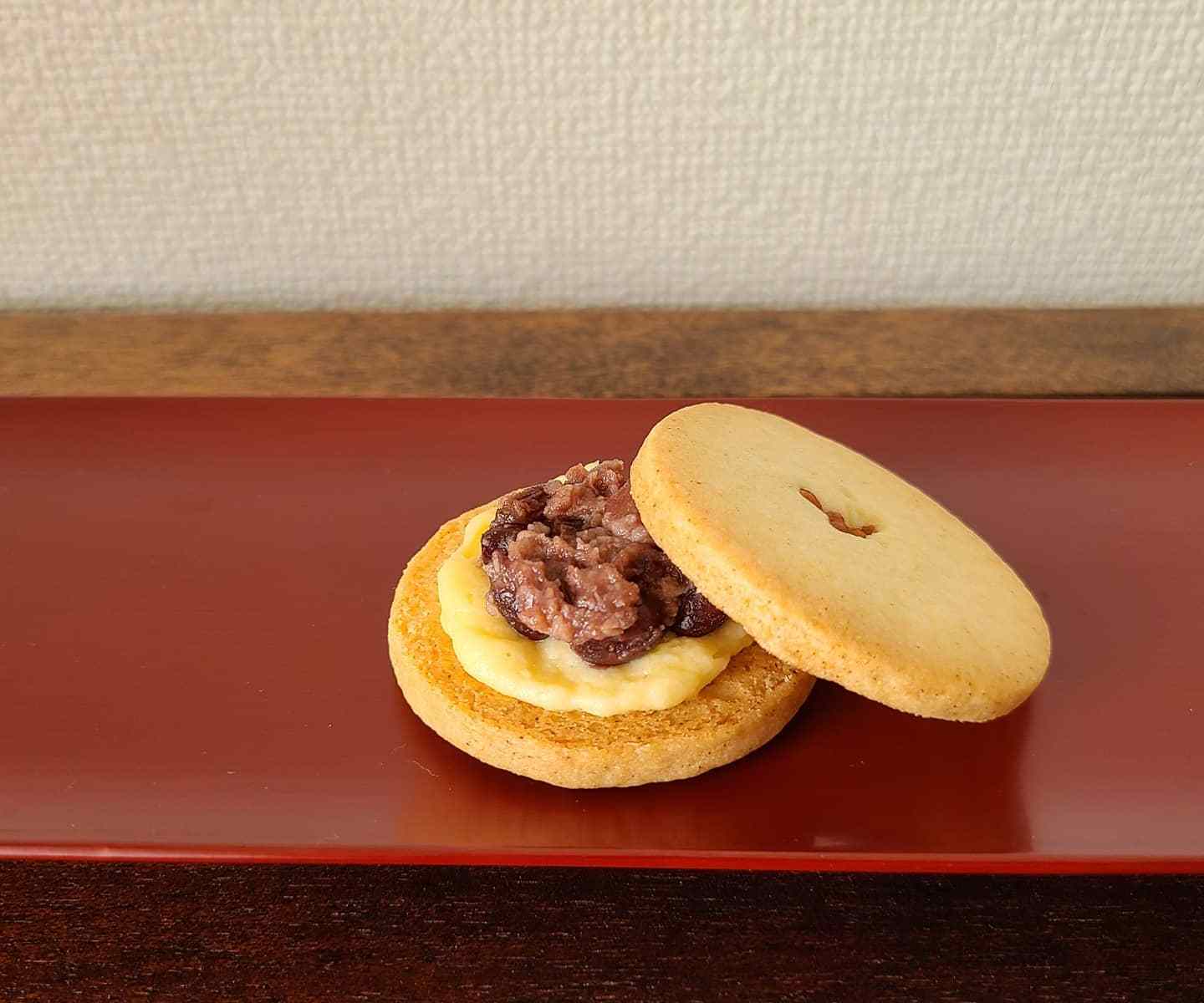 朱漆器に発酵小豆とクリームがサンドされたクッキー