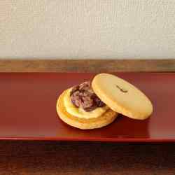 朱漆器に発酵小豆とクリームがサンドされたクッキー