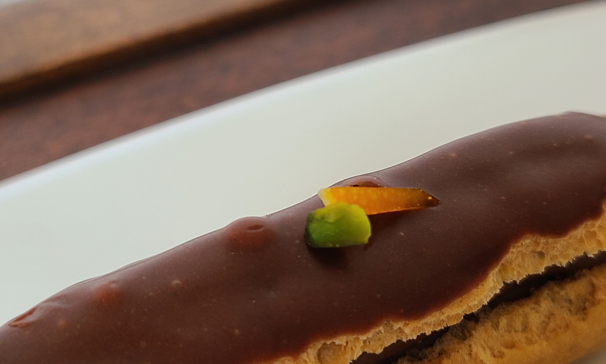 白皿にエクレアが1個のっています