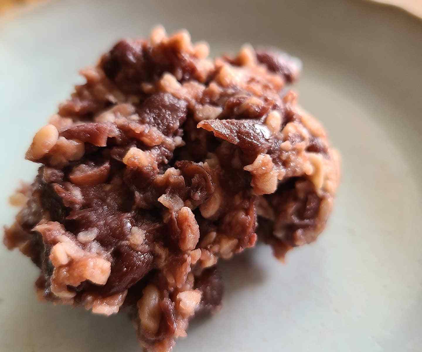 白皿に出来上がりの発酵小豆が盛られている