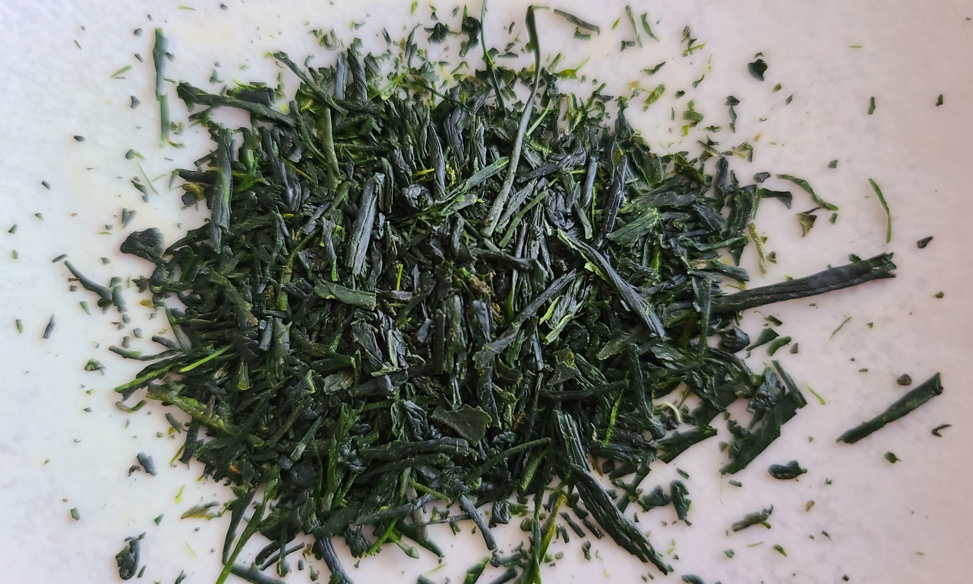 白皿に新茶の葉が盛られている