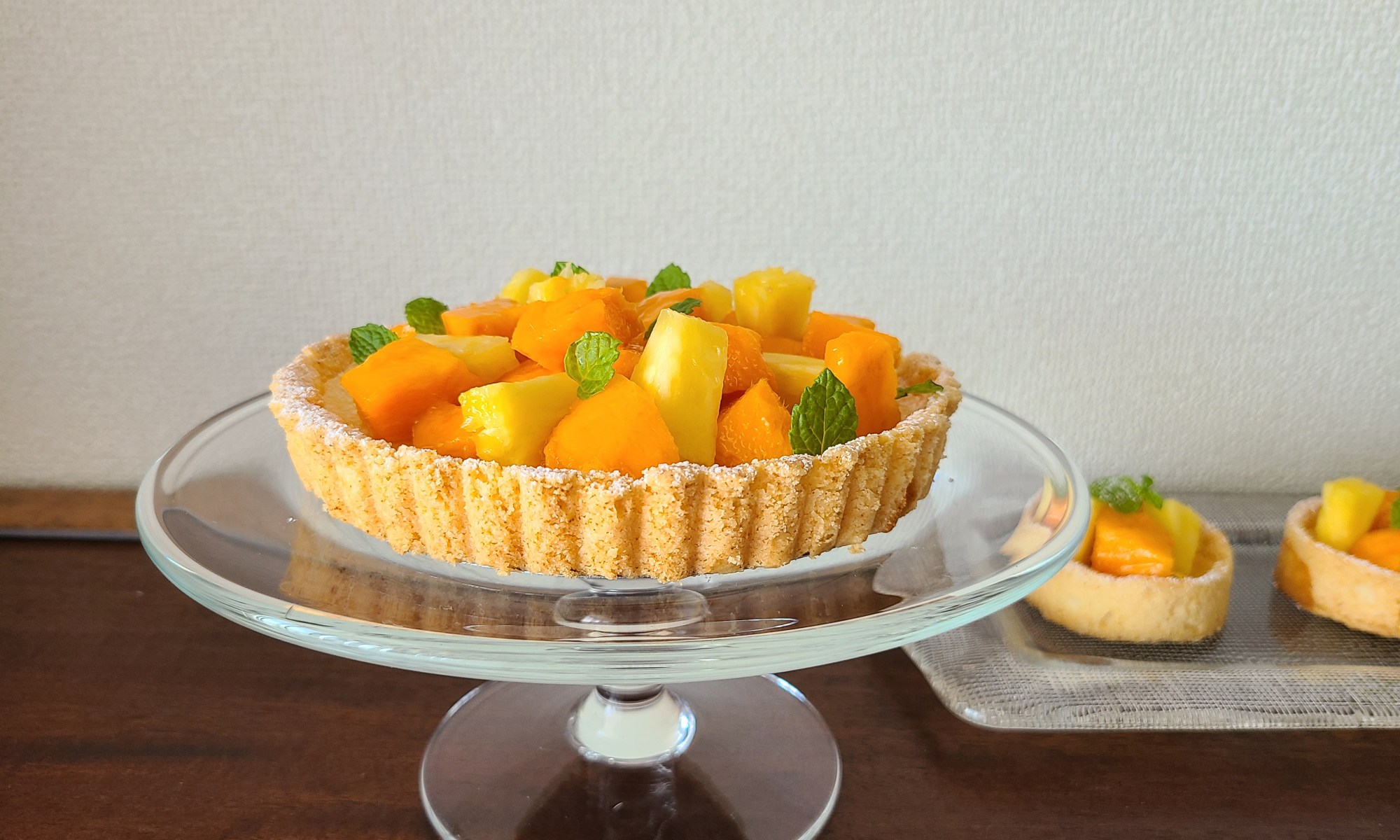 ガラスケーキスタンドにマンゴーパインのチーズタルトが1台