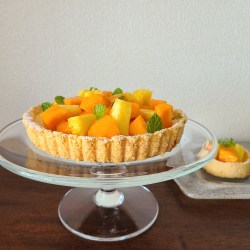 ガラスケーキスタンドにマンゴーパインのチーズタルトが1台