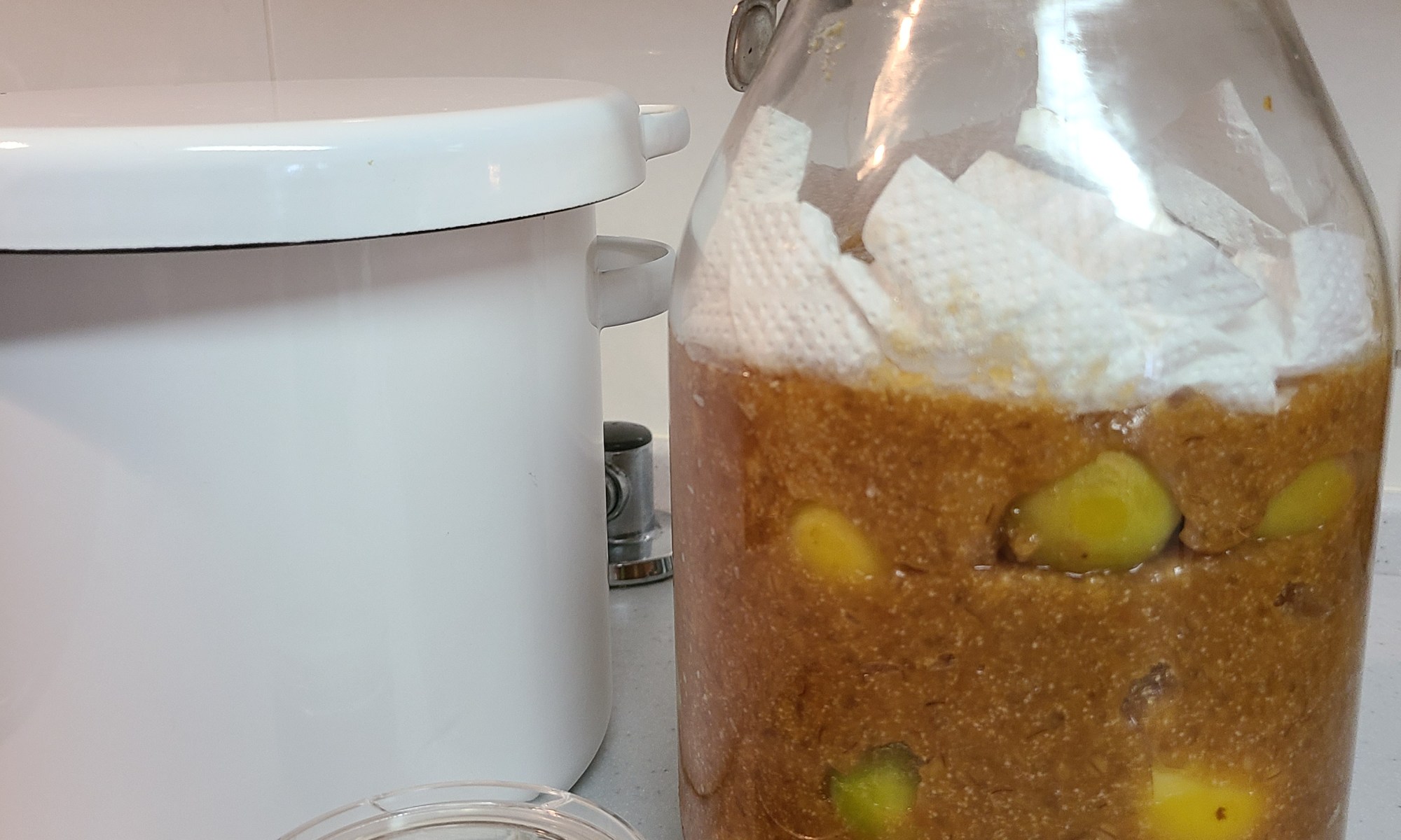 梅みそ、梅干し、梅醤油、其々の容器に仕込まれています