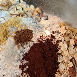 ボウルの中にオーツや木の実、スパイスが入っている